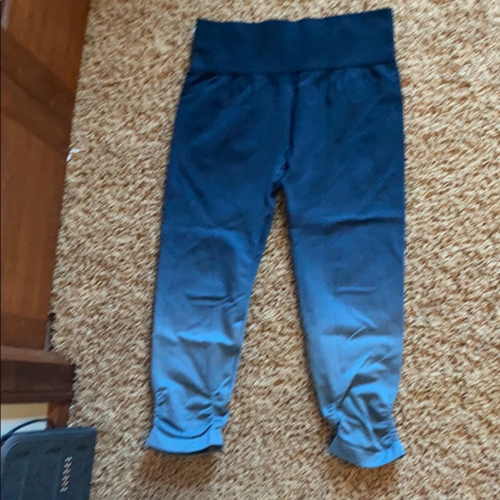 Blue cropped leggings